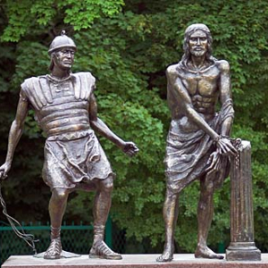 Figury świętych na stacjach przed Klasztorem Jasnogórskim